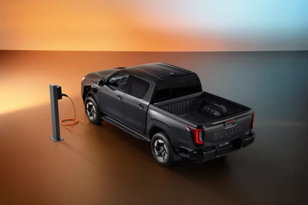 2025_TOYOTA_Hilux_BEV_HERO_12_enlarge_Large-Landscape toyota hilux