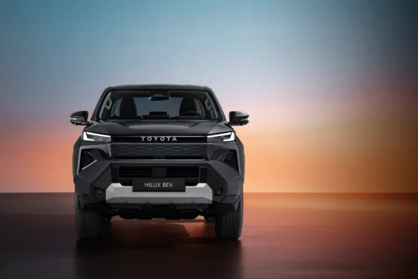 2025_TOYOTA_Hilux_BEV_HERO_6_enlarge-left_gradient_Large-Landscape toyota hilux